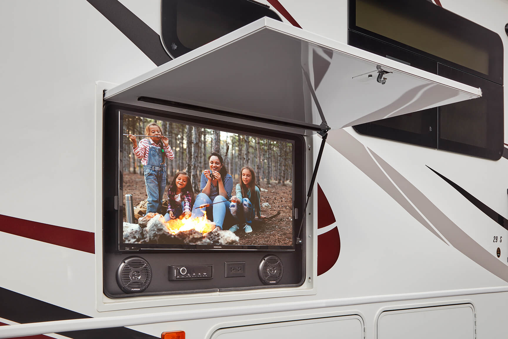 Fifth wheel trailers with outdoor entertainment